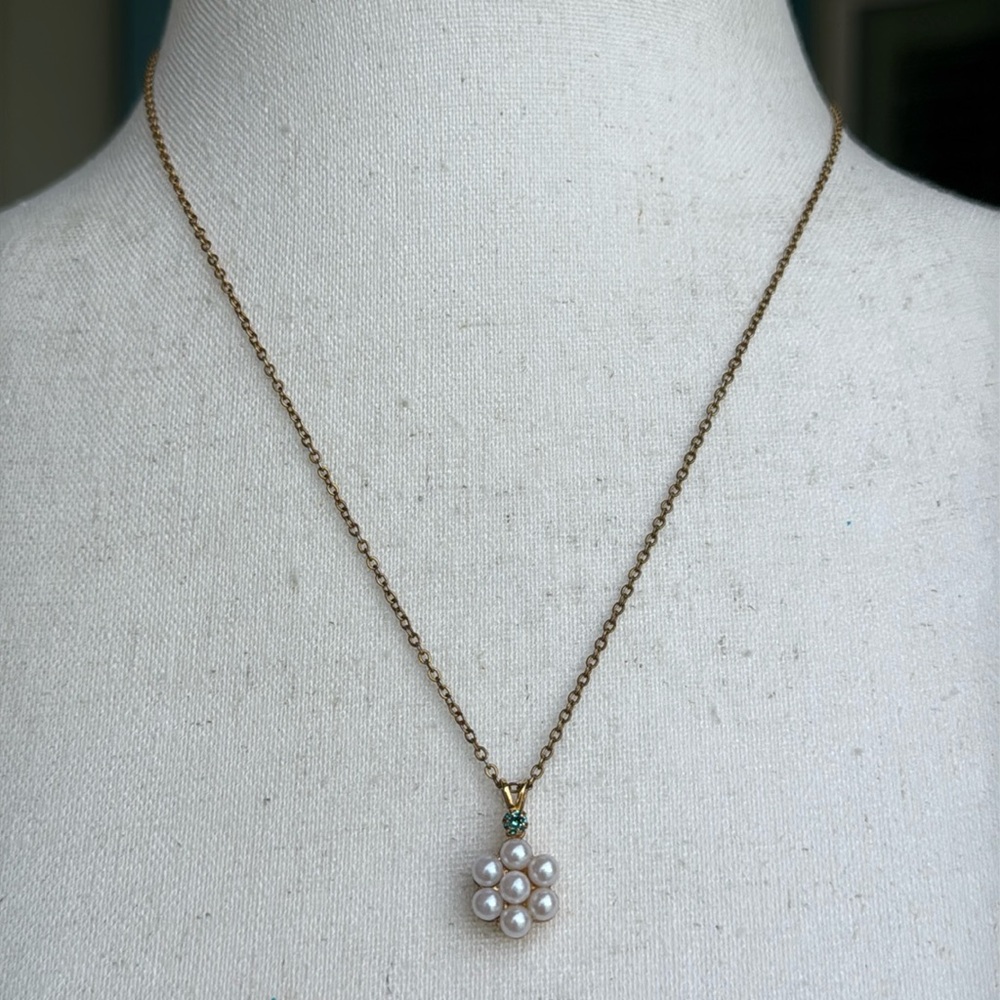 AVON dainty flower necklace